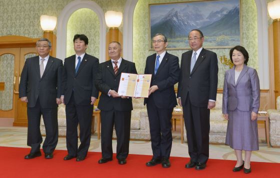 人文學系主任別克巴萊夫（左3）把聘書交與創價大學學長馬場善久（右3）